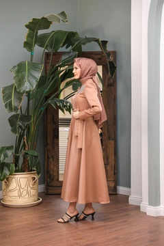 Bir model, Hulya Keser toptan giyim markasının 47339 - Evening Dress - Camel toptan Elbise ürününü sergiliyor.