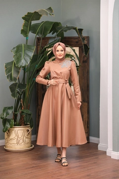 Bir model, Hulya Keser toptan giyim markasının 47339 - Evening Dress - Camel toptan Elbise ürününü sergiliyor.
