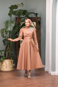 Una modella di abbigliamento all'ingrosso indossa 47339 - Evening Dress - Camel, vendita all'ingrosso turca di Vestito di Hulya Keser