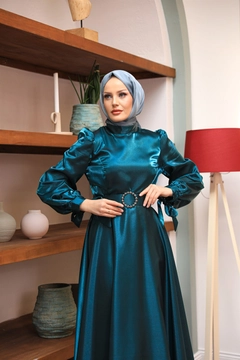 Una modelo de ropa al por mayor lleva 47332 - Evening Dress - Blue, Vestido turco al por mayor de Hulya Keser