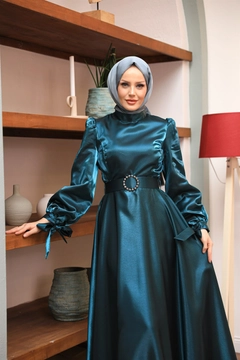 Bir model, Hulya Keser toptan giyim markasının 47332 - Evening Dress - Blue toptan Elbise ürününü sergiliyor.