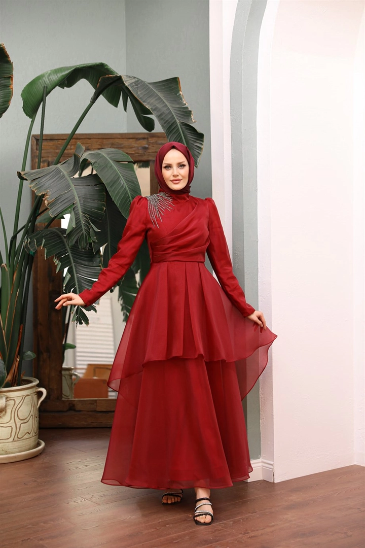 Ein Bekleidungsmodell aus dem Großhandel trägt 47344 - Evening Dress - Red, türkischer Großhandel Kleid von Hulya Keser