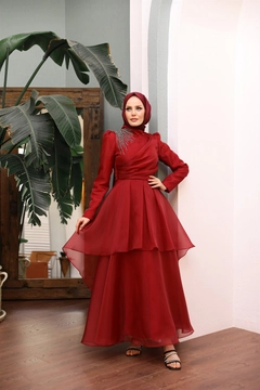 Bir model, Hulya Keser toptan giyim markasının 47344 - Evening Dress - Red toptan Elbise ürününü sergiliyor.