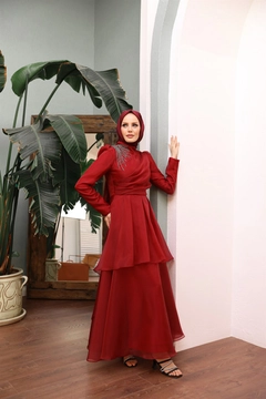 Ένα μοντέλο χονδρικής πώλησης ρούχων φοράει 47344 - Evening Dress - Red, τούρκικο Φόρεμα χονδρικής πώλησης από Hulya Keser