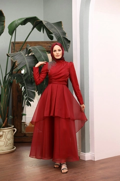 Bir model, Hulya Keser toptan giyim markasının 47344 - Evening Dress - Red toptan Elbise ürününü sergiliyor.