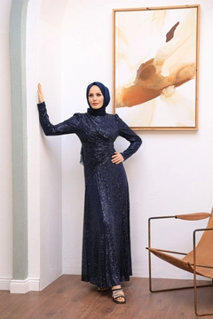 Bir model, Hulya Keser toptan giyim markasının 47348 - Evening Dress - Navy Blue toptan Elbise ürününü sergiliyor.