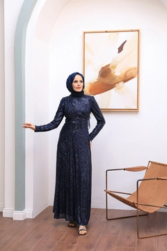 Una modelo de ropa al por mayor lleva 47348 - Evening Dress - Navy Blue, Vestido turco al por mayor de Hulya Keser