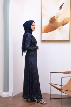Bir model, Hulya Keser toptan giyim markasının 47348 - Evening Dress - Navy Blue toptan Elbise ürününü sergiliyor.