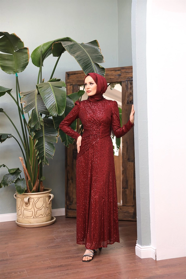 Bir model, Hulya Keser toptan giyim markasının 47349 - Evening Dress - Claret Red toptan Elbise ürününü sergiliyor.