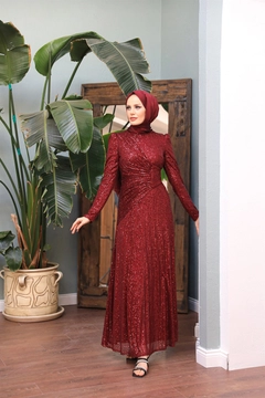 Een kledingmodel uit de groothandel draagt 47349 - Evening Dress - Claret Red, Turkse groothandel Jurk van Hulya Keser