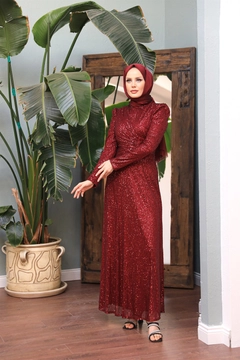 Bir model, Hulya Keser toptan giyim markasının 47349 - Evening Dress - Claret Red toptan Elbise ürününü sergiliyor.