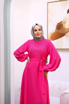 Ein Bekleidungsmodell aus dem Großhandel trägt 47354 - Evening Dress - Fuchsia, türkischer Großhandel Kleid von Hulya Keser