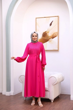 Ένα μοντέλο χονδρικής πώλησης ρούχων φοράει 47354 - Evening Dress - Fuchsia, τούρκικο Φόρεμα χονδρικής πώλησης από Hulya Keser