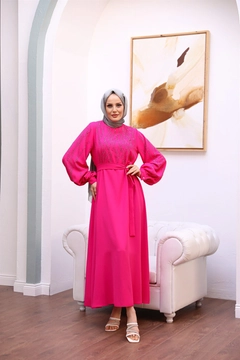 Una modella di abbigliamento all'ingrosso indossa 47354 - Evening Dress - Fuchsia, vendita all'ingrosso turca di Vestito di Hulya Keser