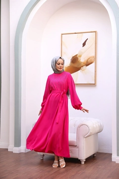 Una modelo de ropa al por mayor lleva 47354 - Evening Dress - Fuchsia, Vestido turco al por mayor de Hulya Keser