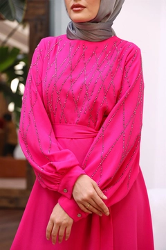 Bir model, Hulya Keser toptan giyim markasının 47354 - Evening Dress - Fuchsia toptan Elbise ürününü sergiliyor.