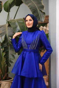 Bir model, Hulya Keser toptan giyim markasının 47357 - Evening Dress - Sax toptan Elbise ürününü sergiliyor.