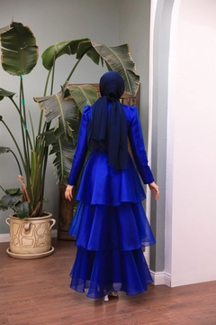 Bir model, Hulya Keser toptan giyim markasının 47357 - Evening Dress - Sax toptan Elbise ürününü sergiliyor.