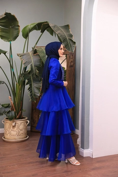 Una modella di abbigliamento all'ingrosso indossa 47357 - Evening Dress - Sax, vendita all'ingrosso turca di Vestito di Hulya Keser