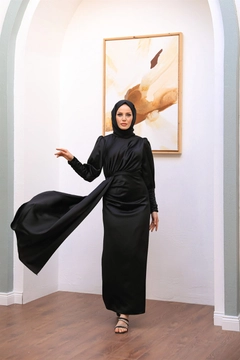 Bir model, Hulya Keser toptan giyim markasının 47359 - Evening Dress - Black toptan Elbise ürününü sergiliyor.