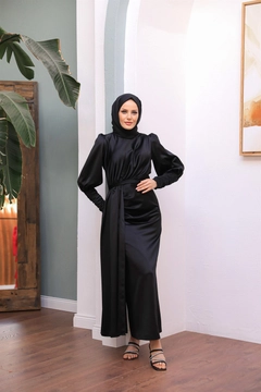 Una modella di abbigliamento all'ingrosso indossa 47359 - Evening Dress - Black, vendita all'ingrosso turca di Vestito di Hulya Keser