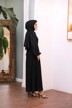 Bir model, Hulya Keser toptan giyim markasının 47352 - Evening Dress - Black toptan Elbise ürününü sergiliyor.