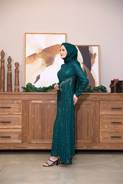 Bir model, Hulya Keser toptan giyim markasının 47374 - Evening Dress - Emerald Green toptan Elbise ürününü sergiliyor.