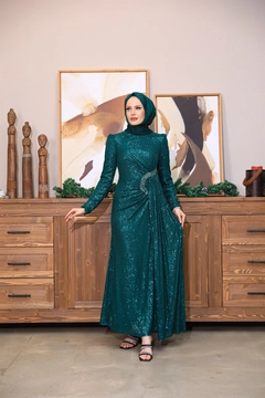 Een kledingmodel uit de groothandel draagt 47374 - Evening Dress - Emerald Green, Turkse groothandel Jurk van Hulya Keser
