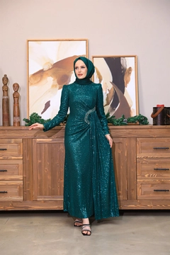 Una modelo de ropa al por mayor lleva 47374 - Evening Dress - Emerald Green, Vestido turco al por mayor de Hulya Keser