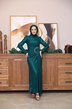 Ένα μοντέλο χονδρικής πώλησης ρούχων φοράει 47374 - Evening Dress - Emerald Green, τούρκικο Φόρεμα χονδρικής πώλησης από Hulya Keser