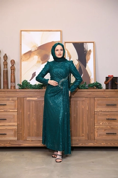 Una modella di abbigliamento all'ingrosso indossa 47374 - Evening Dress - Emerald Green, vendita all'ingrosso turca di Vestito di Hulya Keser