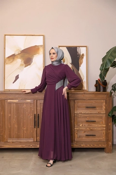Een kledingmodel uit de groothandel draagt 47373 - Evening Dress - Plum, Turkse groothandel Jurk van Hulya Keser