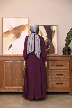 Ein Bekleidungsmodell aus dem Großhandel trägt 47373 - Evening Dress - Plum, türkischer Großhandel Kleid von Hulya Keser