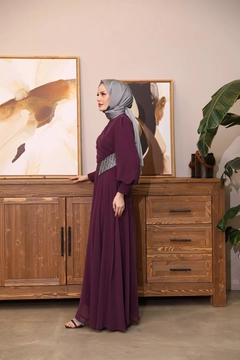 Bir model, Hulya Keser toptan giyim markasının 47373 - Evening Dress - Plum toptan Elbise ürününü sergiliyor.