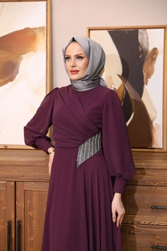 Bir model, Hulya Keser toptan giyim markasının 47373 - Evening Dress - Plum toptan Elbise ürününü sergiliyor.