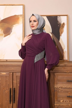 Una modelo de ropa al por mayor lleva 47373 - Evening Dress - Plum, Vestido turco al por mayor de Hulya Keser