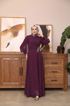 Una modella di abbigliamento all'ingrosso indossa 47373 - Evening Dress - Plum, vendita all'ingrosso turca di Vestito di Hulya Keser