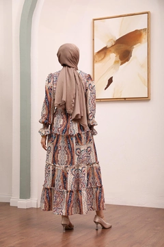 Bir model, Hulya Keser toptan giyim markasının HUL10195 - Dress - Brown toptan Elbise ürününü sergiliyor.