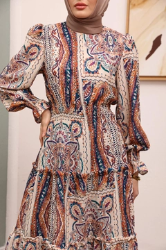 Bir model, Hulya Keser toptan giyim markasının HUL10195 - Dress - Brown toptan Elbise ürününü sergiliyor.