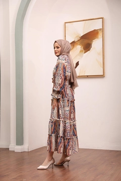 Ένα μοντέλο χονδρικής πώλησης ρούχων φοράει HUL10195 - Dress - Brown, τούρκικο Φόρεμα χονδρικής πώλησης από Hulya Keser