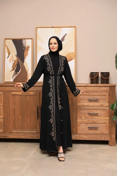 Bir model, Hulya Keser toptan giyim markasının 37642 - Abaya - Black toptan Ferace ürününü sergiliyor.