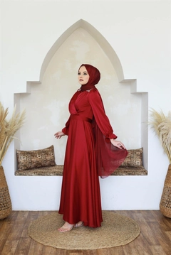 Bir model, Hulya Keser toptan giyim markasının 37648 - Evening Dress - Claret Red toptan Elbise ürününü sergiliyor.