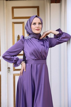 Ένα μοντέλο χονδρικής πώλησης ρούχων φοράει 37652 - Evening Dress - Lilac, τούρκικο Φόρεμα χονδρικής πώλησης από Hulya Keser