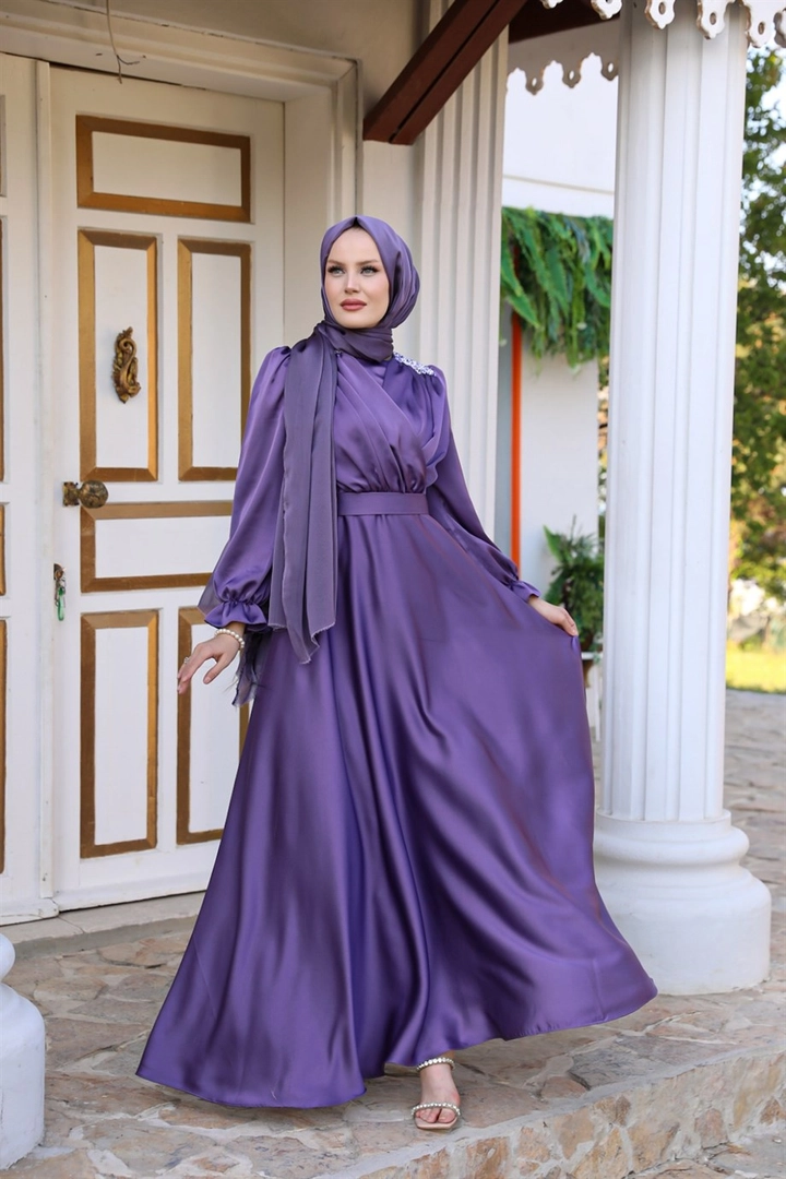 Bir model, Hulya Keser toptan giyim markasının 37652 - Evening Dress - Lilac toptan Elbise ürününü sergiliyor.