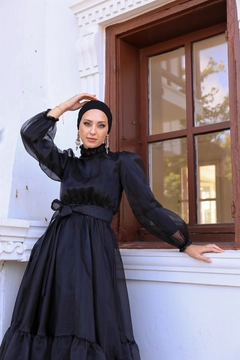 Bir model, Hulya Keser toptan giyim markasının 37655 - Evening Dress - Black toptan Elbise ürününü sergiliyor.