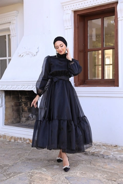 Bir model, Hulya Keser toptan giyim markasının 37655 - Evening Dress - Black toptan Elbise ürününü sergiliyor.
