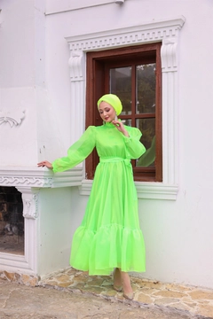 Bir model, Hulya Keser toptan giyim markasının 37656 - Evening Dress - Green toptan Elbise ürününü sergiliyor.