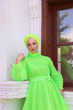 Bir model, Hulya Keser toptan giyim markasının 37656 - Evening Dress - Green toptan Elbise ürününü sergiliyor.