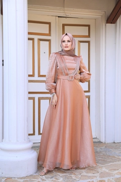 Ένα μοντέλο χονδρικής πώλησης ρούχων φοράει 37662 - Evening Dress - Salmon Pink, τούρκικο Φόρεμα χονδρικής πώλησης από Hulya Keser