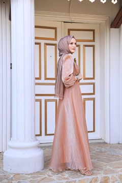 Una modelo de ropa al por mayor lleva 37662 - Evening Dress - Salmon Pink, Vestido turco al por mayor de Hulya Keser